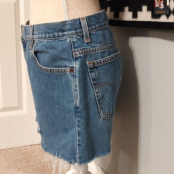 🥰EUC Levi's 550 Junior's Relaxed Fit, Medium Wash Denim Shorts, Regular Fly, 13 - Picture 3 of 10